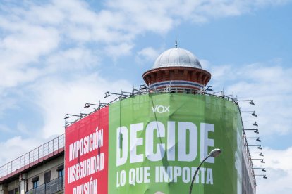 Lona que Vox colgó en la calle Alcalá de Madrid, que tira literalmente a la basura todo lo que no comparte