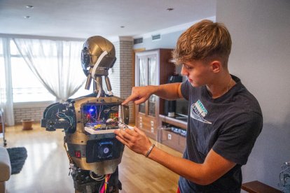 El joven leridano Albert Samarra junto a su robot ‘InMoov’, que ha creado en el último año.