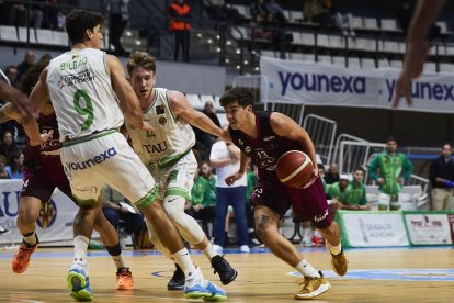 Lobo intenta una penetració en una acció del partit d’ahir.
