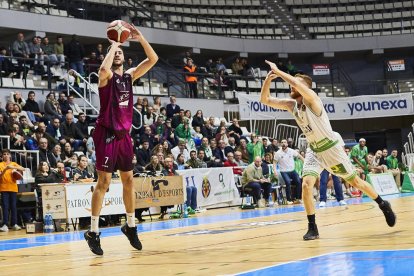 Lobo intenta una penetració en una acció del partit d’ahir.