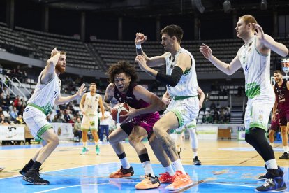 Lobo intenta una penetració en una acció del partit d’ahir.