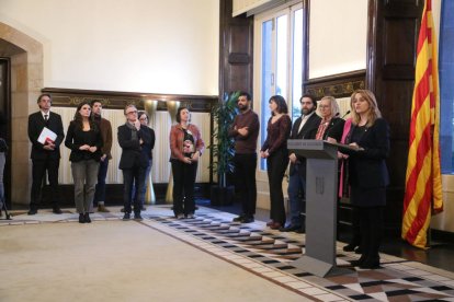 La consellera d'Economia lliura els pressupostos al Parlament per a tramitar-los