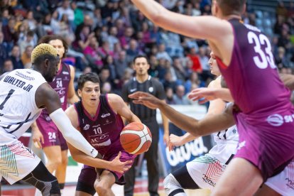 Foto d’arxiu dels últims treballs d’instal·lació de la nova gespa al Camp d’Esports el 2016.