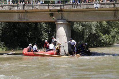 Cientos de espectadores observaban cómo los ‘rais’ bajaban por el Noguera Pallaresa.