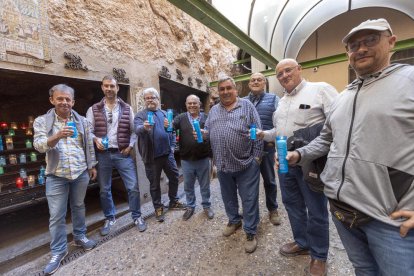 Miembros de la comunidad de regantes, ante la Moreneta.
