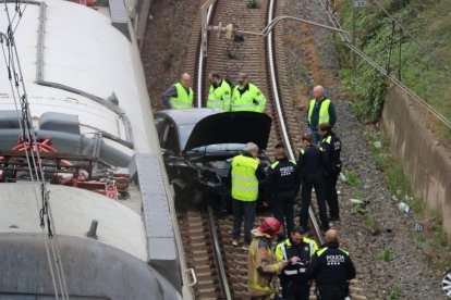 Els serveis mèdics atenen els passatgers més afectats per l’impacte entre els dos trens de Rodalies.