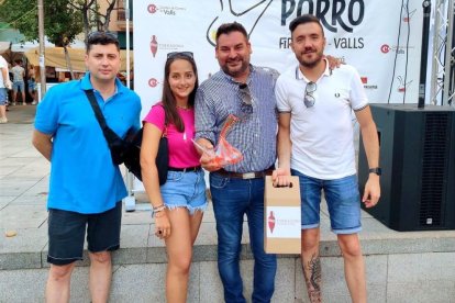 Jonathan Nuevo, amb els seus acompanyants, després de rebre el guardó.