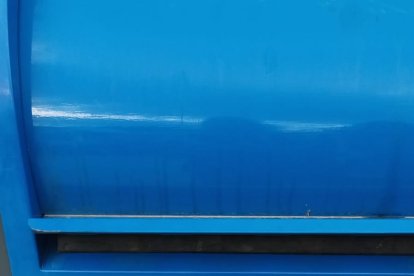 Els contenidors envoltats per una tanca al Palau d’Anglesola.