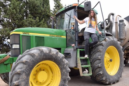 Laia Angrill al costat del ramat de vaques de la granja familiar que gestiona amb el seu pare i dos treballadors més.