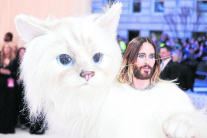 Rihanna apareció envuelta en una capa voluminosa de flores blancas.