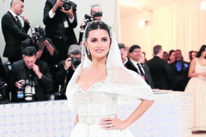 Rihanna apareció envuelta en una capa voluminosa de flores blancas.