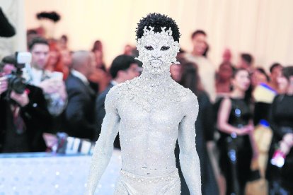 Rihanna apareció envuelta en una capa voluminosa de flores blancas.