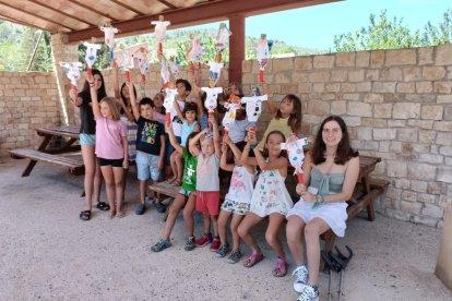 Un centenar de personas, la mayoría familias con niños, repararon y mejoraron el martes los ‘estimaocells’ de Vallbona de les Monges.