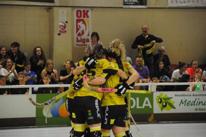 Victòria Porta, autora de dos gols, remata una pilota davant de la mirada de la seua companya Maria Figuerola, que va marcar els altres dos.