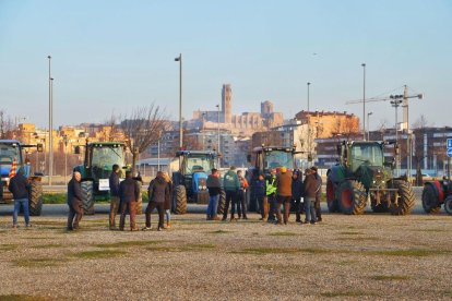 Protesta amb tractors al centre de Lleida en plena hora punta