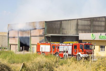 A les 12 del migdia es continuava treballant per sufocar l’incendi.