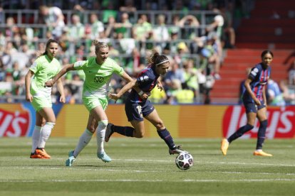 Aitana lleva la pelota frenta a  la presión de Alexandra Popp, del Wolfsburg.