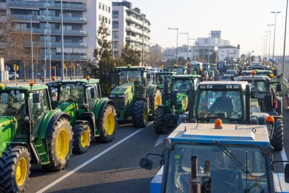 Una columna kilométrica de tractores a su paso por la avenida Balmes.