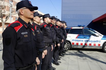 Agentes de Lleida con el nuevo uniforme de los Mossos d’Esquadra.