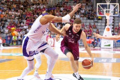 Miguel González intenta superar la defensa de Pantzar.