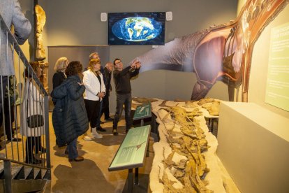 El director del museo, Àngel Galobart, muestra el cuello de dinosaurio a la consellera de Garriga y al presidente de la diputación de Lleida.