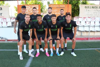 Foto de grupo de la plantilla que arrancó ayer la pretemporada, junto al cuerpo técnico (en la fila superior).