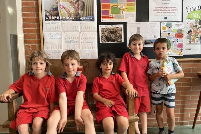 Los niños llegaron ayer a primera hora al colegio en la línea 8 del bus urbano.