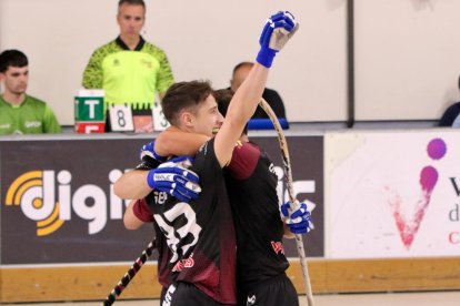 Joan Cañellas celebra eufórico el gol que marcó y que suponía el 1-3 a favor del Lleida Llista.