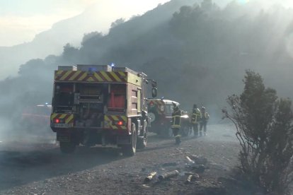 La baixada de la tramuntana permet enlairar els hidroavions a l'incendi de Portbou, que ja ha cremat unes 500 hectàrees