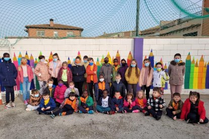 Crespín i membres de Jarc amb les pomes que han entregat.