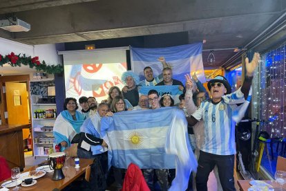Messi es abrazado por sus compañeros, celebrando la clasificación para las semifinales.