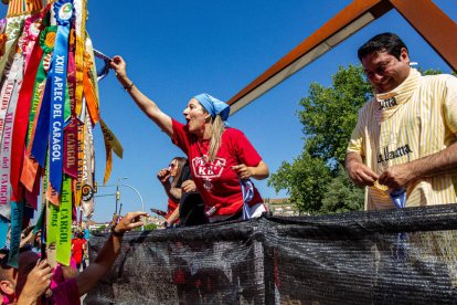 La consellera Serret va visitar algunes carpes.