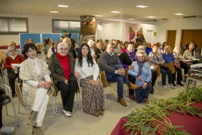 Con carteles lilas decenas de personas formaron el símbolo feminista en la capital del Segrià. A la derecha, la charla celebrada en el parque de Serrallarga.