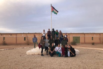 Foto de familia de toda la delegación sanitaria que incluía médicos, enfermeras y un fisioterapeuta.