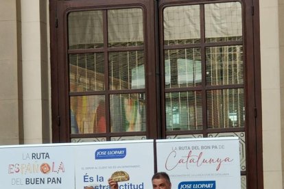 El panadero leridano Roger Canela recogiendo ayer la Llesca d’Or 2022 en Barcelona.