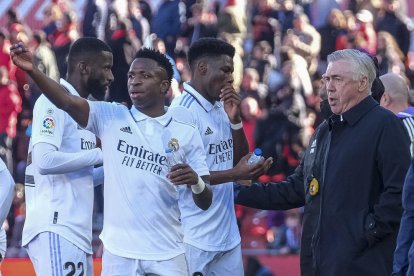 Carlo Ancelotti (d) habla con el delantero del Real Madrid Vinicius Jr (2i) durante el Partido de La Liga en el estadio de Son Moix