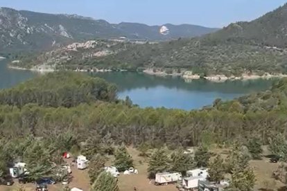 Un campament muntat al poble abandonat de Boix, al costat de Santa Anna