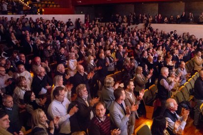 Els assistents, drets, ovacionant l'escriptor lleidatà