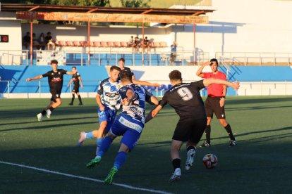 Una acció del partit d’ahir entre el Tamarit i el Mollerussa.