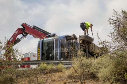 L'accident d'un camió talla l'AP-2 a Castelldans en sentit Lleida