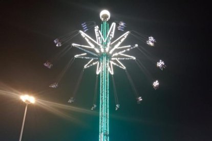 ‘The Limit’ - La principal novetat a les Firetes és The Limit, un volador de 60 metres que és el més alt de l’Estat. Es tracta d’una gran torre que sosté una estructura de la qual pengen 24 cadires. Aquesta puja i baixa per la torre alh ...