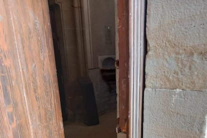 Imagen de la puerta reventada y del buzón de donativos que los ladrones dañaron para llevarse las monedas.