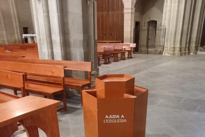 Imagen de la puerta reventada y del buzón de donativos que los ladrones dañaron para llevarse las monedas.