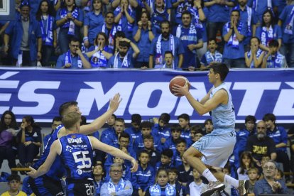 Juani Marcos intenta anotar en suspensió amb un Coliseum entregat al seu equip.