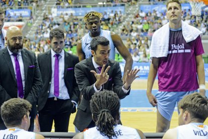 Gerard Encuentra intenta fer reaccionar els seus jugadors en un temps mort.