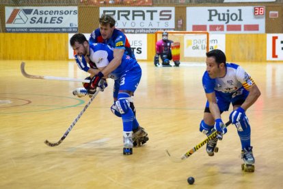 Uri Codony, portero del Lleida Llista, detiene uno de los tres lanzamientos directos que paró durante el partido.