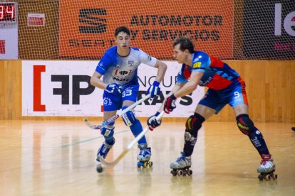 Uri Codony, portero del Lleida Llista, detiene uno de los tres lanzamientos directos que paró durante el partido.