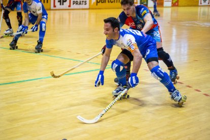 Uri Codony, portero del Lleida Llista, detiene uno de los tres lanzamientos directos que paró durante el partido.