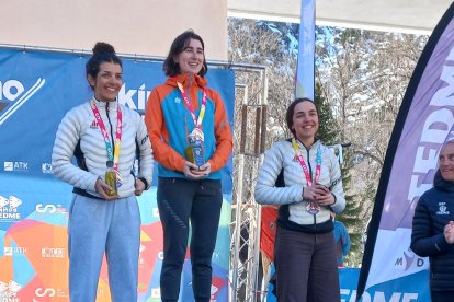 Laia Sellés, en el centro, y aina garreta, a la izquierda, en el podio.