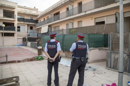 Una entrada al edificio sin puerta, con instalaciones eléctricas rotas y una tapia perforada.